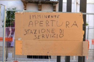 La piazzetta col cartello comparso ieri mattina