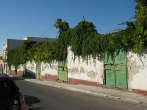 Gli ingressi laterali oggi del tutto corrosi dalla ruggine