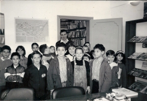Antonio Catalfio negli anni Novanta durante la visita di una scolaresca in Biblioteca