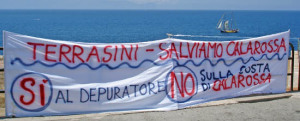 Uno striscione per la protesta del 2005